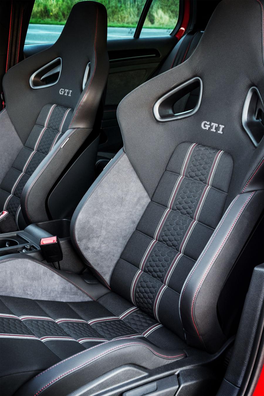 Интерьер Volkswagen Golf GTI Clubsport Edition 40 2016 года  (UK) (фото 22 из 30)